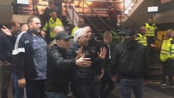 ¡Hinchas sacan del estadio a empujones al dueño de su club!