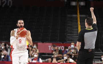 Ricky Rubio lamenta una falta señalada a favor de Estados Unidos. Tocó balón, pero no lo vieron los colegiados.