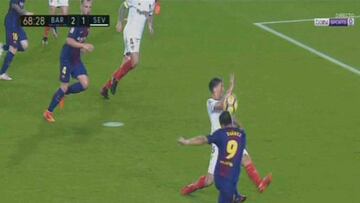Mano de Lenglet a disparo de Suárez y derribo sobre Rakitic
