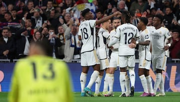 Vinicius celebra con sus compañeros el primer gol al Girona.