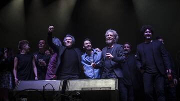 Miguel R&Atilde;&iacute;os, Arnau Blanch y la banda Elefantes al finalizar el concierto &#039;M&eacute;xico. Es que me acuerdo&acirc;&#039;, Concierto solidario con las v&iacute;&shy;ctimas de los recientes terremotos en M&eacute;xico. WiZink Center. Madrid, Espa&ntilde;a. 28 de febrero, 2018.