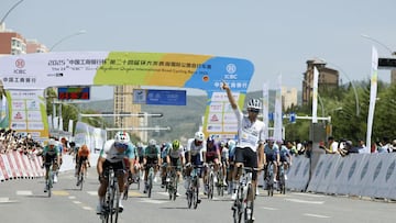 El ciclista uruguayo Guillermo Thomas Silva, del Caja Rural, celebra su victoria en la segunda etapa del Tour of Magnificent Qinghai.