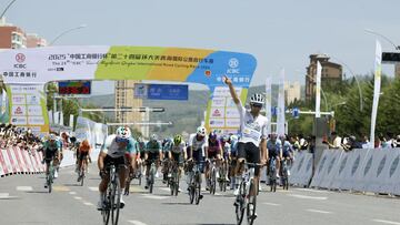 El ciclista uruguayo Guillermo Thomas Silva, del Caja Rural, celebra su victoria en la segunda etapa del Tour of Magnificent Qinghai.
