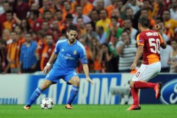 Isco pelea un balón.