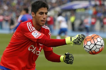 Debutó en la U el 15 de mayo de 2014 por Copa Chile, en el empate 1-1 con Audax Italiano.​