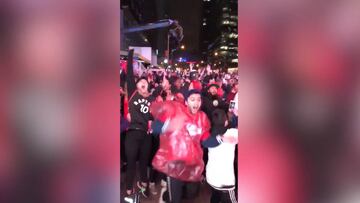 Toronto vibró: la reacción de los fans de los Raptors a la canasta imposible de Kawhi