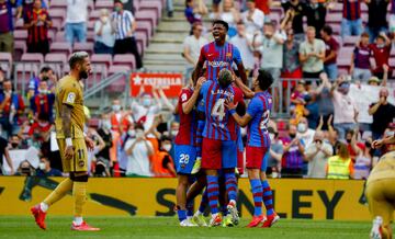 Ansu Fati celebrando su gol con sus compañeros 