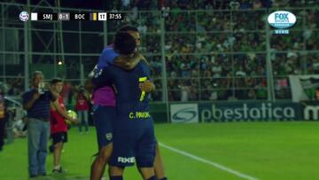 El extremo xeneize anotó el primer gol del partido ante San Martín y acudió a la banda para abrazar a su compañero de equipo, que fue suplente.
