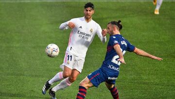 Asensio disputa un balón con Gastón Silva en el Huesca-Real Madrid de la jornada 22 de LaLiga Santander.