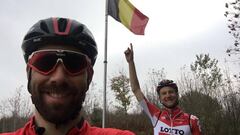 Thomas de Gendt y Tim Wellens posan tras llegar a B&eacute;lgica en su odisea desde Lombard&iacute;a tras concluir la quinta etapa de su viaje.