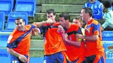 <b>TALISMÁN. </b>Antonio Calle, felicitado por sus compañeros después de marcar el pasado sábado.