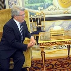 Cerezo regala a Obiang en Malabo una camiseta del Atleti