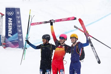 Oriol Cardona Coll, del equipo español, gana la medalla de oro, Nikita Filippov la de plata y Thibault Anselmet, del equipo francés, la de bronce en la prueba de velocidad de esquí de montaña. 