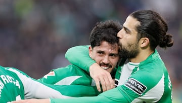 SEVILLA, 01/02/2026.- El centrocampista del Real Betis Pablo Fornals (c) celebra tras anotar el 2-1 durante el encuentro correspondiente a la jornada 22 de LaLiga EA Sports disputado este domingo entre el Real Betis y el Valencia CF en el estadio de La Cartuja en Sevilla. EFE/ José Manuel Vidal