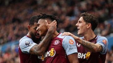 Soccer Football - Premier League - Aston Villa v Brighton & Hove Albion - Villa Park, Birmingham, Britain - September 30, 2023 Aston Villa's Ollie Watkins celebrates scoring their second goal with Nicolo Zaniolo and Douglas Luiz REUTERS/Chris Radburn NO USE WITH UNAUTHORIZED AUDIO, VIDEO, DATA, FIXTURE LISTS, CLUB/LEAGUE LOGOS OR 'LIVE' SERVICES. ONLINE IN-MATCH USE LIMITED TO 45 IMAGES, NO VIDEO EMULATION. NO USE IN BETTING, GAMES OR SINGLE CLUB/LEAGUE/PLAYER PUBLICATIONS.