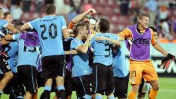 Los jugadores uruguayos celebran la clasificaci&oacute;n a la final, conseguida en la tanda de penaltis.
