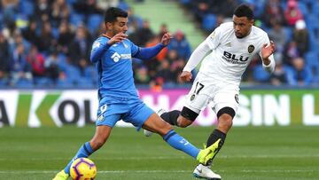 GRAF6088. GETAFE (ESPAÑA), 10/11/2018.- El centrocampista francés del Valencia Francis Coquelin (d), y el delantero del Getafe Ángel Rodriguez, durante el partido de LaLiga Santander correspondiente a la jornada 12, disputado en el Co