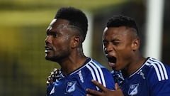 Millonarios' defender Elvis Perlaza (L) celebrates with Millonarios' midfielder Oscar Cortes after scoring during the Copa Sudamericana group stage first leg football match between Pe�arol and Millonarios at the Campeon del Siglo stadium in Montevideo on April 20, 2023. (Photo by DANTE FERNANDEZ / AFP)