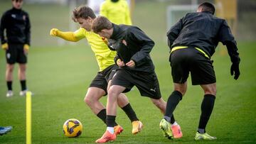 08-12-24. CURBELO CONTROLA EL BALÓN ANTE OYÓN EN EL ENTRENAMIENTO DEL SPORTING EN MAREO.