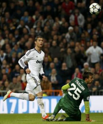 Cristiano Ronaldo pica el bal&oacute;n por encima del guardameta del Galatasaray y marca el 1-0. 