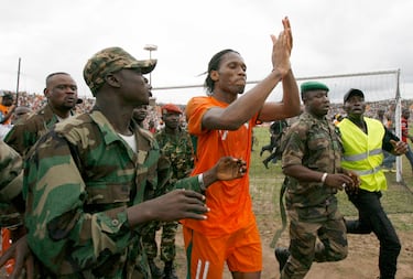En una acción de liderazgo el jugador transmitió un rotundo mensaje a sus compatriotas en el que les instaba a abandonar las armas, a trabajar juntos por un futuro próspero y a la celebración de elecciones libres. El mensaje fue el siguiente: “Hombres y mujeres de Costa de Marfil. Desde el norte, el sur, el centro y el oeste, hemos demostrado que todos los marfileños pueden vivir juntos con un objetivo común: clasificarse para el Mundial. Les prometemos que las celebraciones unirán al pueblo y les pedimos de rodillas; por favor, dejad las armas y celebrad elecciones". En 2007, durante el encuentro entre la selección nacional y la de Madagascar, Drogba logró que las autoridades tanto del gobierno como de la oposición se unieran en un acto para cantar el himno nacional, un símbolo de esperanza que les llevó semanas después a negociar y firmar un alto al fuego. El exdelantero también destaca por su enorme labor humanitaria que lleva desarrollando desde hace años en su país y en África con su Fundación Didier Drogba. Ha cambiado la vida de miles de personas a través de diferentes programas educativos (creación de escuelas…), de salud (con la creación de hospitales y centros médicos entre otras acciones) y de desarrollo comunitario que han conseguido reducir la pobreza de muchas comunidades.