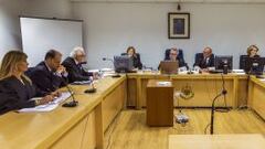 Vista judicial. Tebas, a la izquierda, y Rubiales, a la derecha, con sus respectivos equipos jur&iacute;dicos frente al juez Bodas en la sala 1 de lo social de la Audiencia Nacional.
 