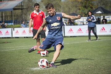 Jugadores de el equipo de rugby neozelandés All Blacks participan en una actividad extraeportiva con los jugadores de el equipo Universidad de Chile en el CDA.