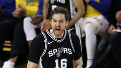 MMD01. OAKLAND (EE.UU.), 24/04/2018.- Pau Gasol de los Spurs reacciona hoy, martes 24 de abril de 2018, durante el quinto juego por la primera ronda de la Conferencia Oeste de la NBA, disputado entre los Golden State Wrrios y San Antonio Spurs, en la arena Oracle de la ciudad de Oakland (EE.UU.). EFE/JOHN G. MABANGLO/PROHIBIDO SU USO POR SHUTTERSTOCK