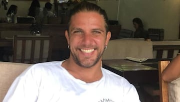 El surfista español Diego Bello Lafuente sonriendo con una camiseta blanca.