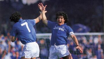 Maradona celebra con Carnevale.