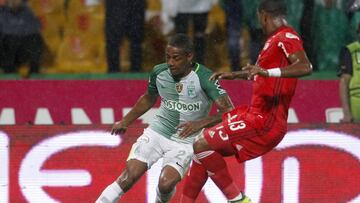 Lucumí ante la marca de Angulo en el juego entre Nacional y América por Liga Águila II-2017