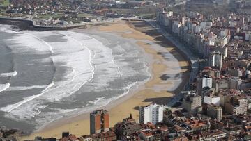 Vista a&eacute;rea de la playa de San Lorenzo (Gij&oacute;n), con las olas rompiendo y sin ning&uacute;n surfista a la vista.