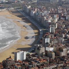 Detienen a un surfista en Gijón por intentar atropellar a la Policía portuaria