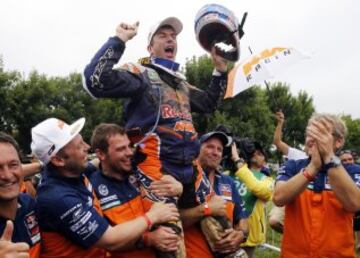 El piloto español Marc Coma del equipo Red Bull KTM Factory Rally celebra con su equipo la victoria en el Dakar 2015 al término de la última etapa de apenas 174 kilómetros entre Rosario y Buenos Aires. Coma (KTM) consiguió hoy su quinta corona del Dakar al finalizar primero en esta séptima edición sudamericana.