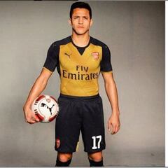 Alexis Sánchez presenta la nueva camiseta de Arsenal