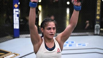 Cynthia Calvillo festeja su victoria en el UFC Las Vegas 2.