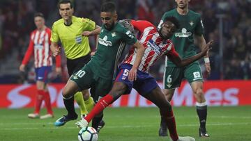 GRAF194. MADRID, 22/04/2018.- El centrocampista ghanés del Atlético de Madrid Thomas Partey (d) lucha con el francés Ryad Boudebouz, del Real Betis, durante el partido de la trigésima cuarta jornada de Liga en Primera Divisi&oa