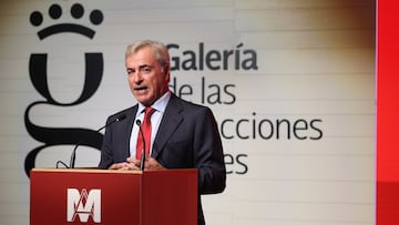 MADRID, 03/11/2025.- El piloto Carlos Sainz, dos veces campeón mundial de rallys y cuatro veces ganador del Dakar, pronuncia unas palabras tras recibir el V Premio Madrileño del Año, este lunes en el auditorio de la Galería de las Colecciones Reales del Palacio Real, en Madrid. EFE/Kiko Huesca