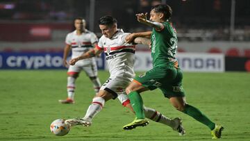 Sao Paulo's Colombian midfielder James Rodriguez (L) and Cobresal's defender Rodrigo Sandoval fight for the ball during the Copa Libertadores group stage first leg football match between Brazil's Sao Paulo and Chile's Cobresal at the Morumbi Stadium in Sao Paulo, Brazil, on April 10, 2024. (Photo by NELSON ALMEIDA / AFP)