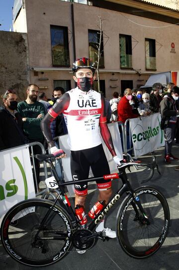 Marc Soler posa con su bicicleta, minutos antes de su debut oficial con el UAE en Pollença (Mallorca).