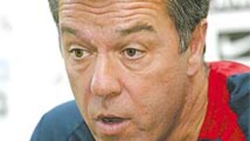 <b>OPTIMISTA.</b> El entrenador del Atlético es optimista respecto a la final de la Intertoto que su equipo jugará mañana en Villarreal. Es su primer gran reto.