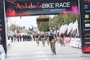 Tiago Ferreira celebra su victoria en la 3º etapa de la Andalucía Bike Race by Shimano en Andújar (Jaén).