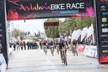 Tiago Ferreira, del calvario a dominar la Andalucía Bike Race