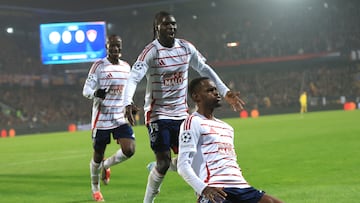 Prague (Czech Republic), 06/11/2024.- Brest's Edimilson Fernandes (R) celebrates with his teammates after scoring the 0-1 goal during the UEFA Champions League league phase match between Sparta Prague and Stade Brestois 29, in Prague, Czech Republic, 06 November 2024. (Liga de Campeones, República Checa, Praga) EFE/EPA/MARTIN DIVISEK