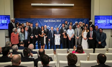 Los campeones posan en el Ayuntamiento de Madrid.