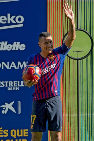 El defensor colombiano fue acompañado por un gran número de aficionados en el Camp Nou