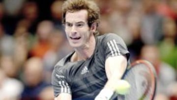 Andy Murray devuelve una bola a David Ferrer.