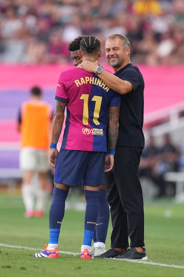 Raphina interactúa con Hansi Flick, entrenador del FC Barcelona, ​​durante el partido al ir ganando 5-0.