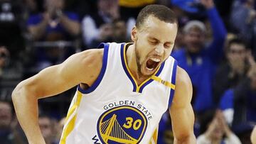 JGM14. OAKLAND (EE.UU.), 16/01/2017.- El jugador Stephen Curry (i) de Golden State Warriors celebra una anotaci&oacute;n hoy, lunes 16 de enero de 2017, durante un juego entre Cleveland Cavaliers y Golden State Warriors de la NBA, que se disputa en el Oracle Arena en Oakland, California (Estados Unidos). EFE/JOHN G. MABANGLO