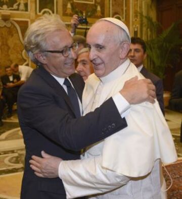 Papa Francis da la bienvenida al presidente de la Federación Italiana de Fútbol Antonello Valentini durante una audiencia privada en el Vaticano